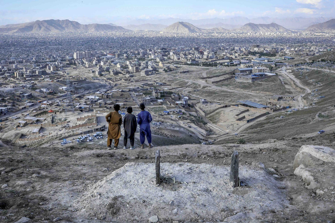 Foto van jongens op een berg in Afganistan