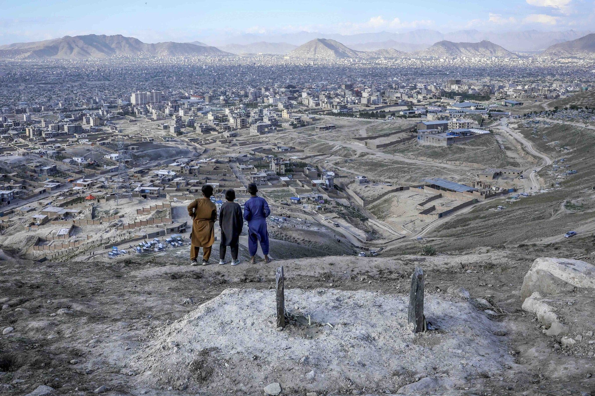 Foto van jongens op een berg in Afganistan