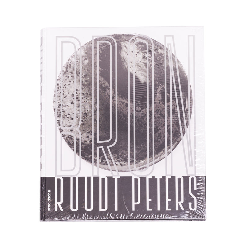 Ted Noten, 'Ubiquist', 2015 en Ruudt Peters, 'Bron', 2017-zoom-