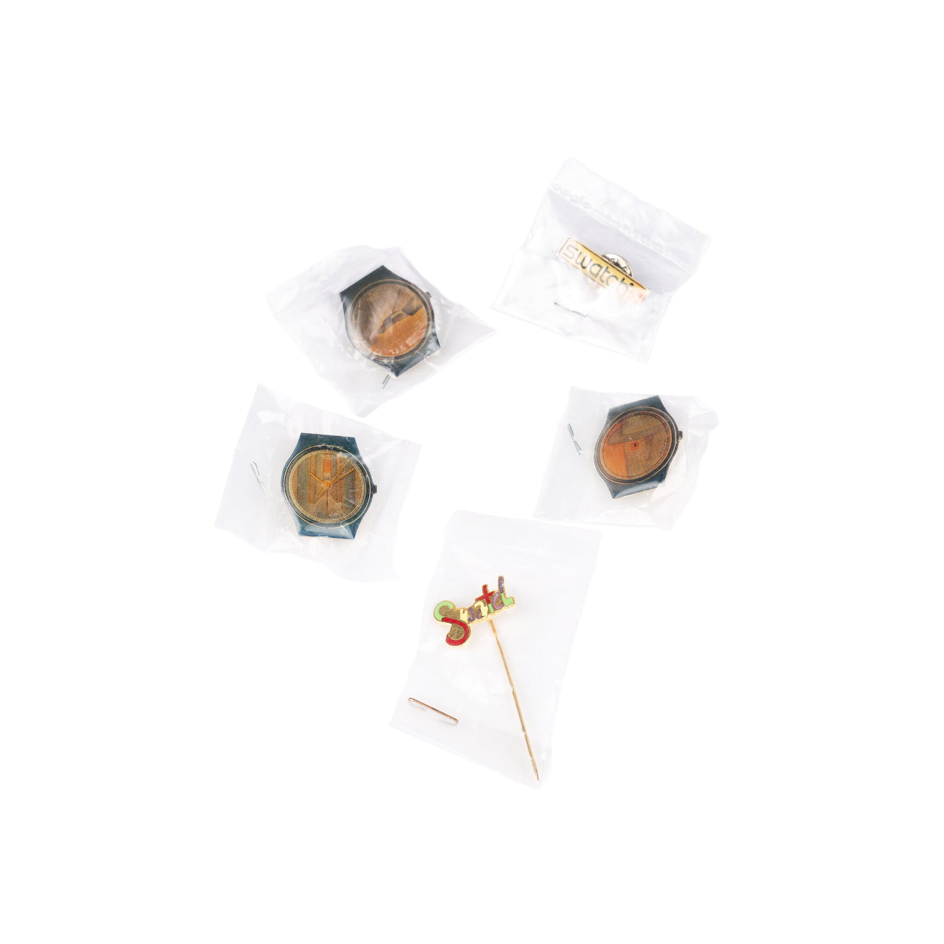 Set van twee catalogi Swatch Catalogus 1983 - 1992, Swatch Catalogus 1995 -1997 met vijf Swatch pins-2