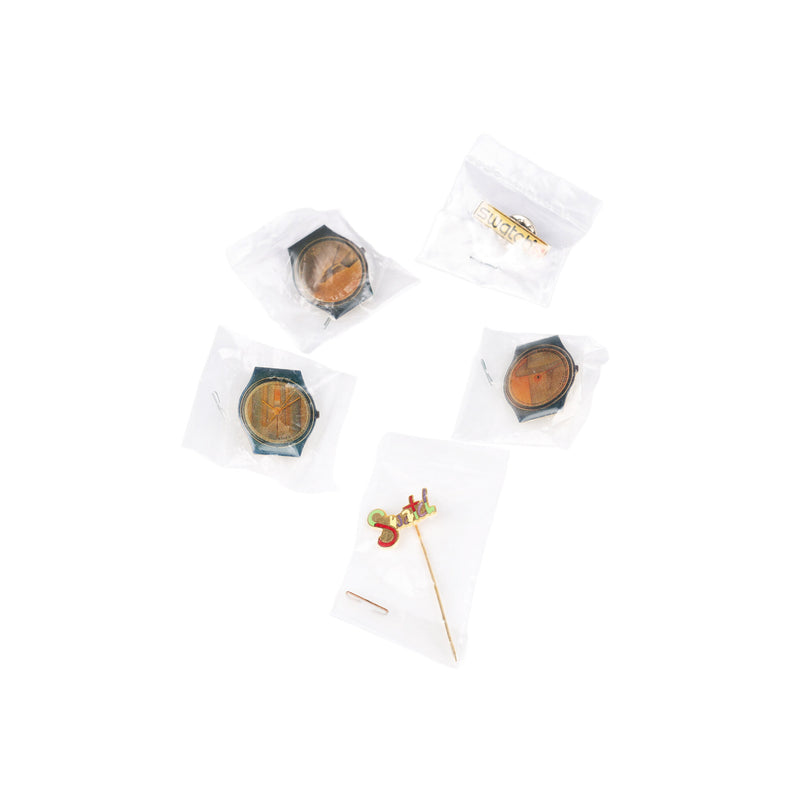 Set van twee catalogi Swatch Catalogus 1983 - 1992, Swatch Catalogus 1995 -1997 met vijf Swatch pins-zoom-