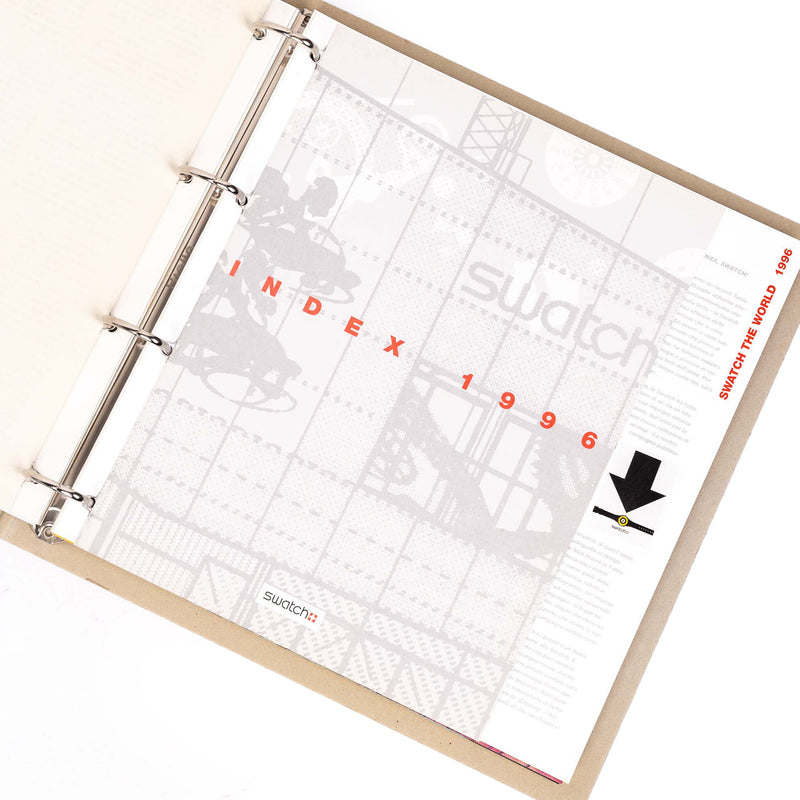 Set van twee catalogi Swatch Catalogus 1983 - 1992, Swatch Catalogus 1995 -1997 met vijf Swatch pins-zoom-