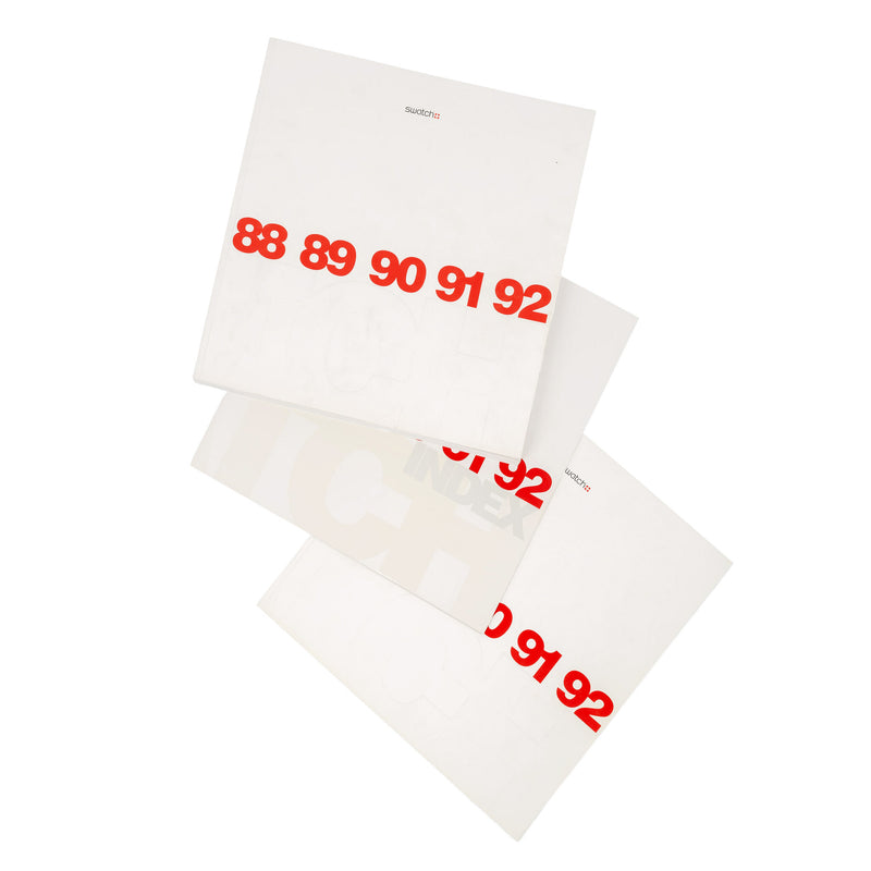 Set van twee catalogi Swatch Catalogus 1983 - 1992, Swatch Catalogus 1995 -1997 met vijf Swatch pins-zoom-