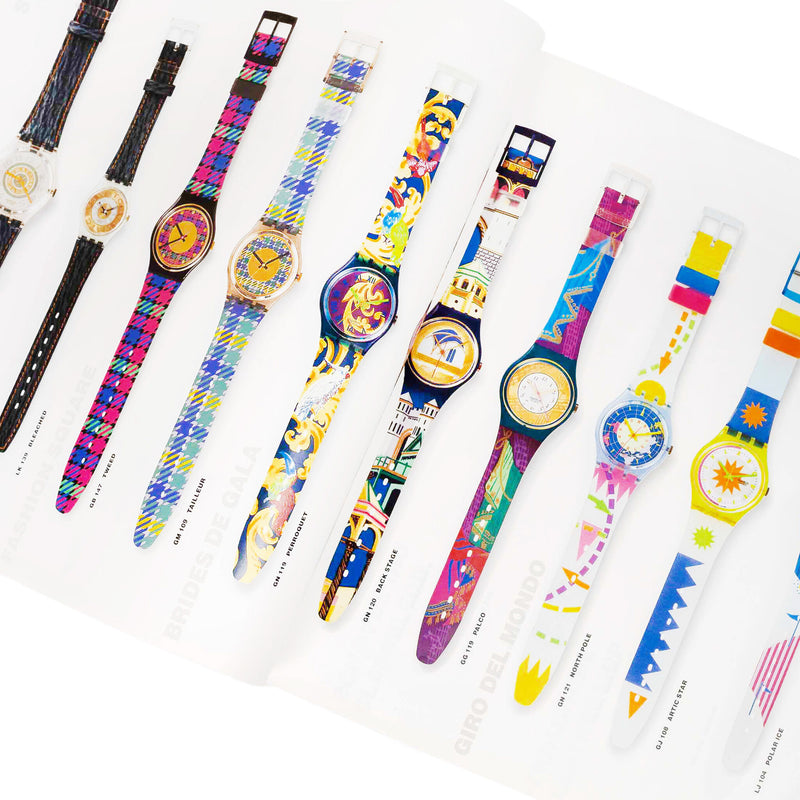 Set van twee catalogi Swatch Catalogus 1983 - 1992, Swatch Catalogus 1995 -1997 met vijf Swatch pins-zoom-