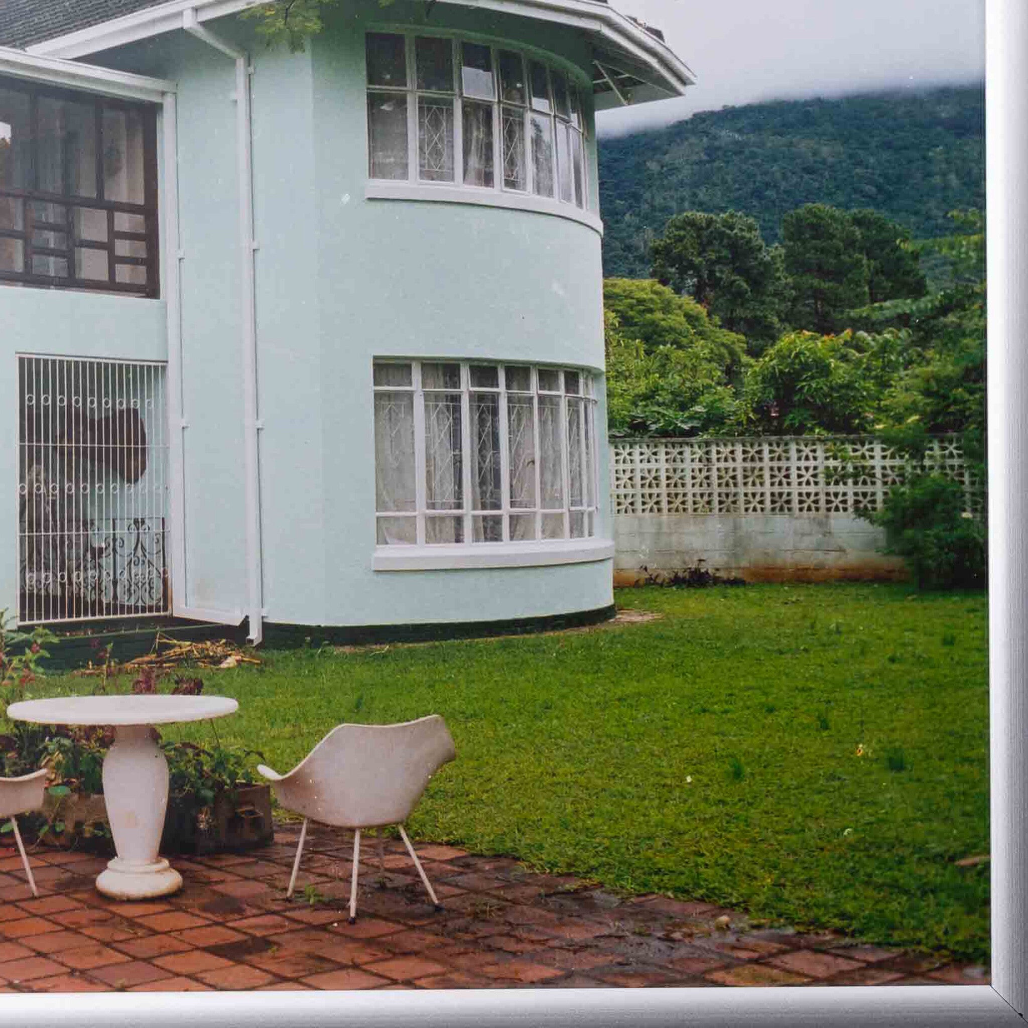 Twee foto's (Medium Density Lounge) van Bester Ndoro in Mutare, Zimbabwe, 2001-zoom-3