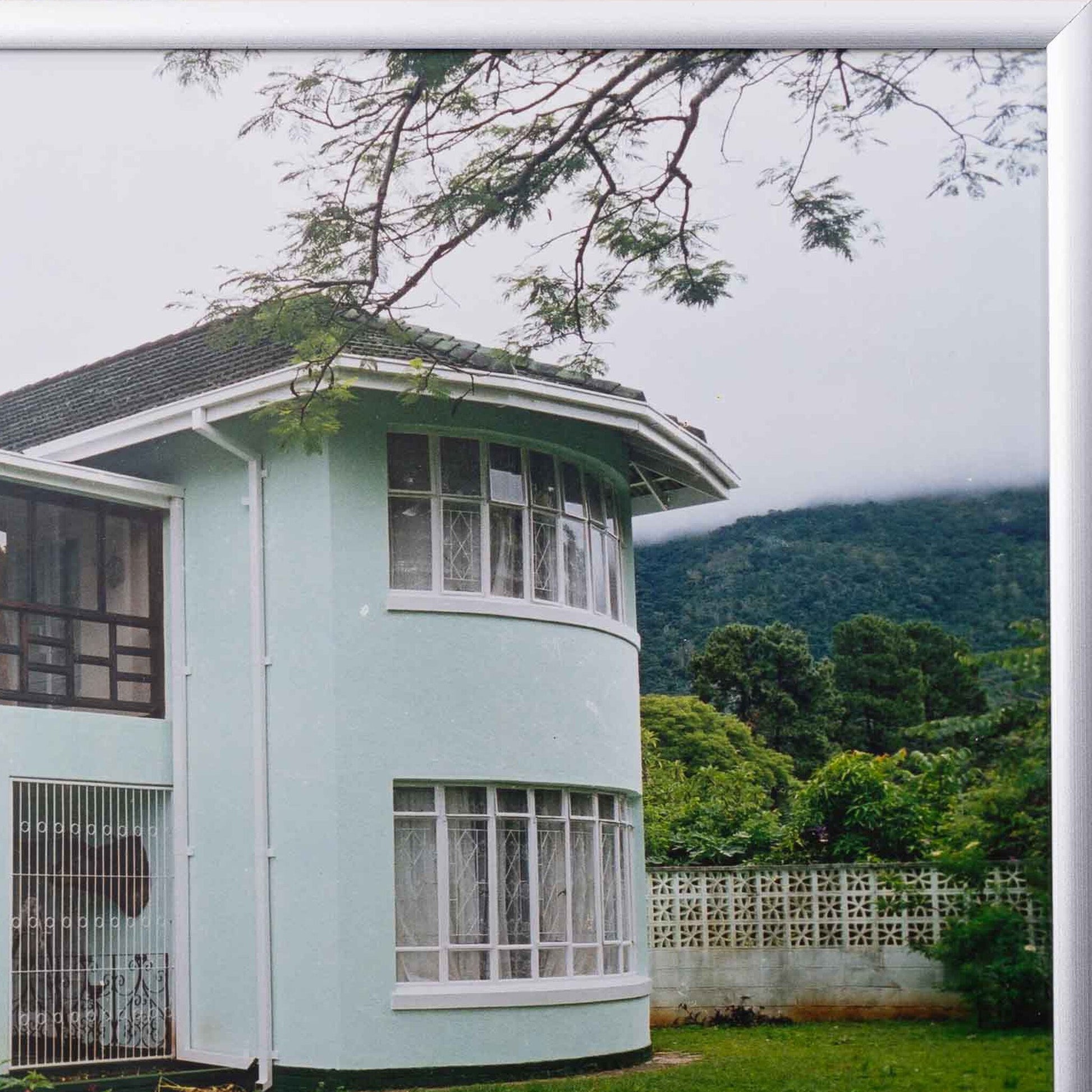 Twee foto's (Medium Density Lounge) van Bester Ndoro in Mutare, Zimbabwe, 2001-2