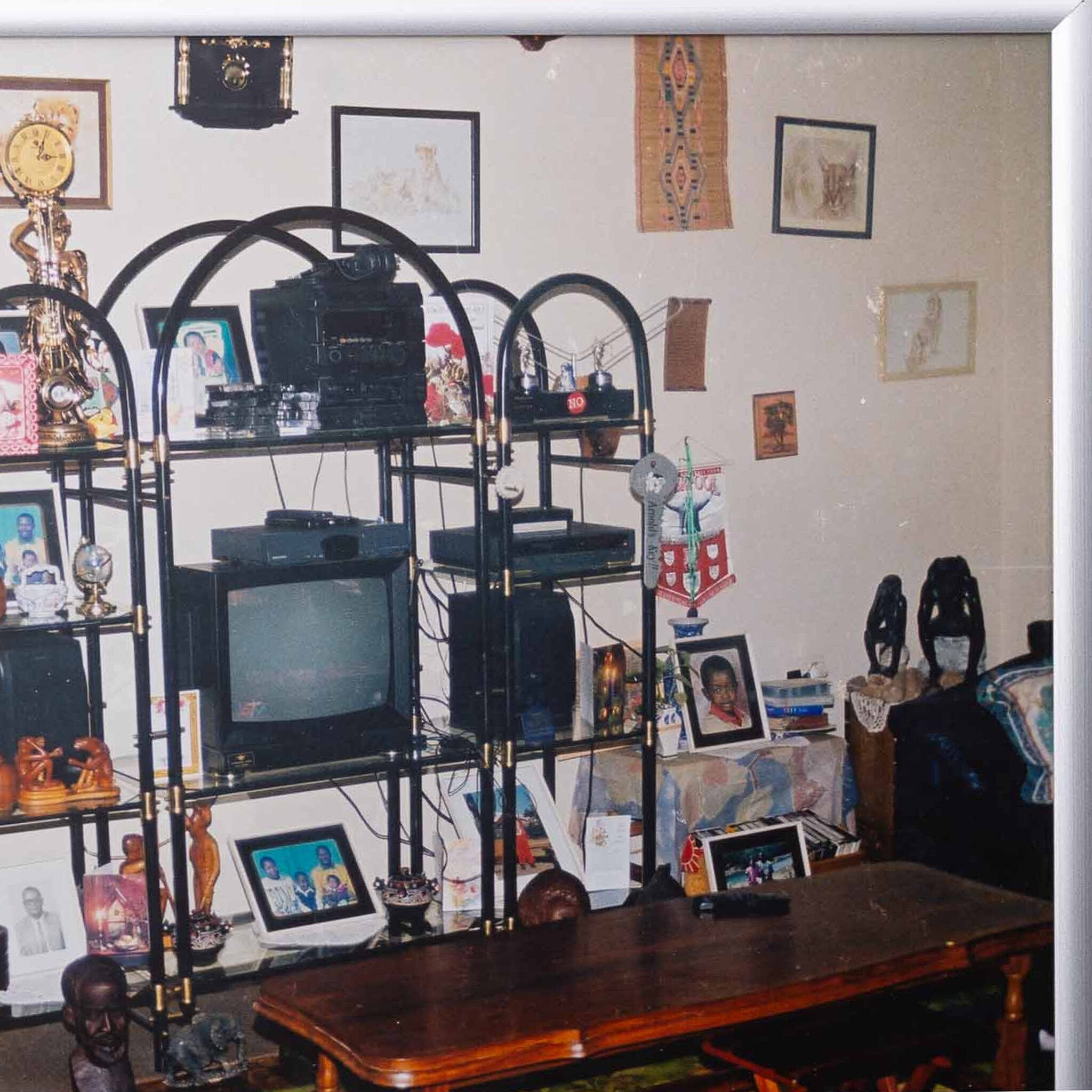 Twee foto's (Medium Density Lounge) van Bester Ndoro in Mutare, Zimbabwe, 2001-zoom-6