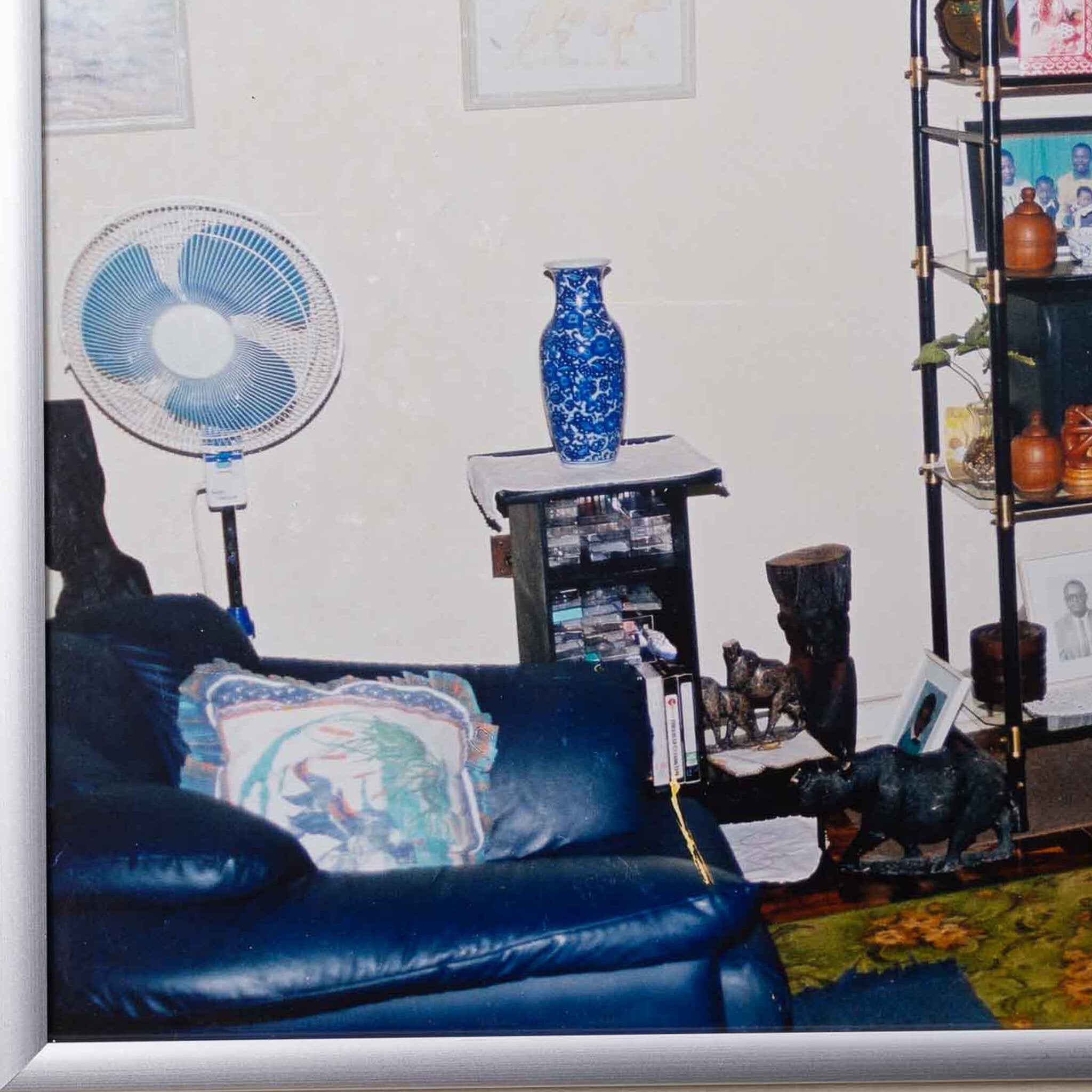 Twee foto's (Medium Density Lounge) van Bester Ndoro in Mutare, Zimbabwe, 2001-zoom-4