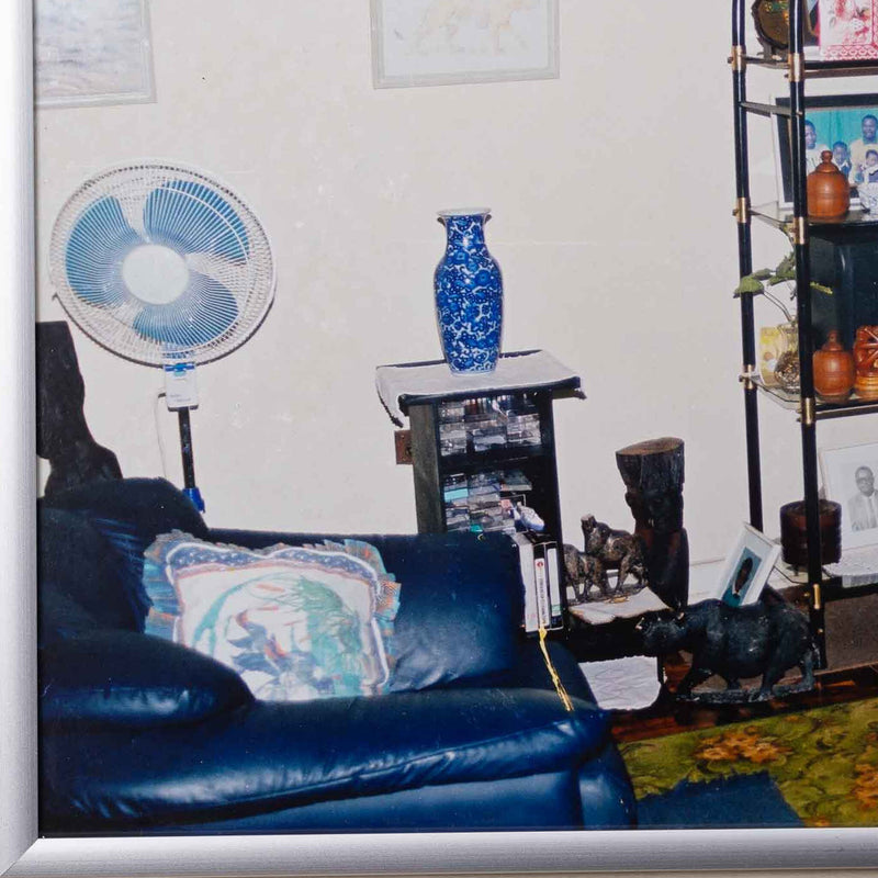 Twee foto's (Medium Density Lounge) van Bester Ndoro in Mutare, Zimbabwe, 2001-zoom-