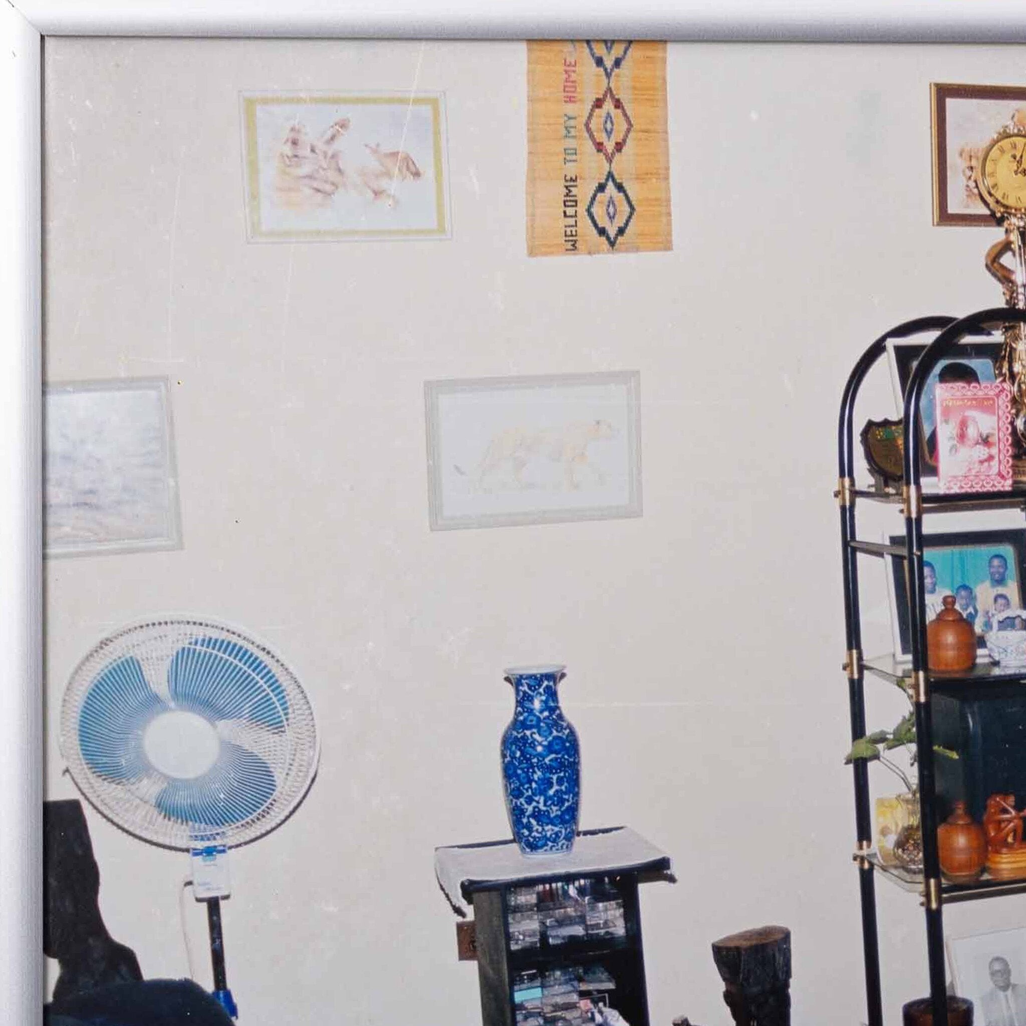 Twee foto's (Medium Density Lounge) van Bester Ndoro in Mutare, Zimbabwe, 2001-zoom-5