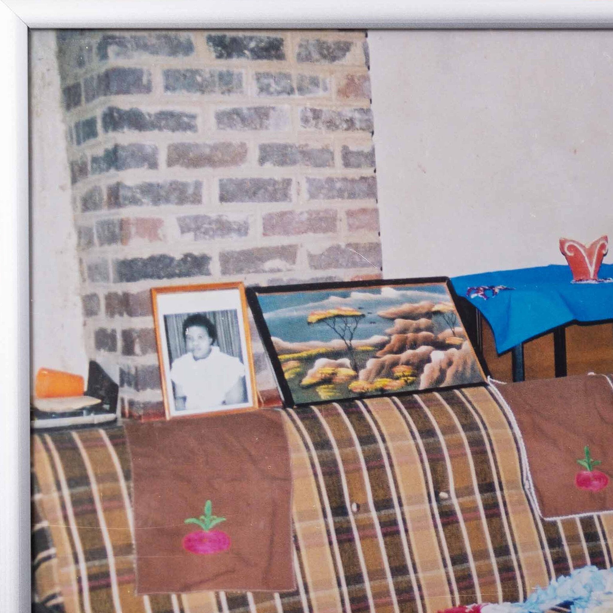 Twee foto's (High Density Lounge) van Bester Ndoro in Mutare, Zimbabwe, 2001-zoom-6