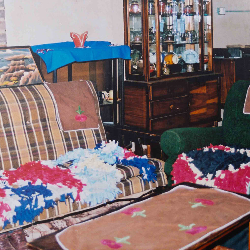Twee foto's (High Density Lounge) van Bester Ndoro in Mutare, Zimbabwe, 2001-zoom-