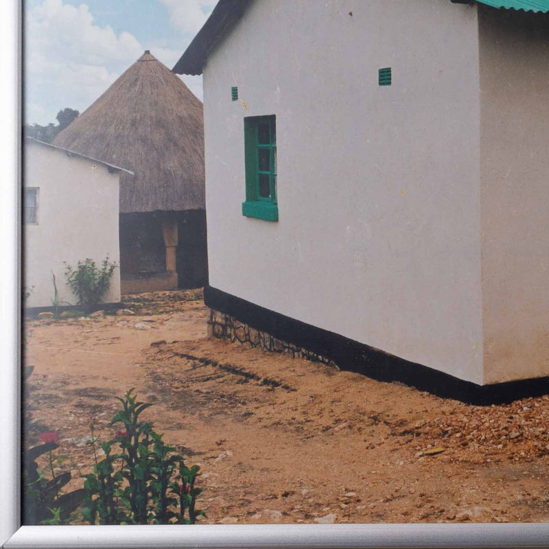 Twee foto's (High Density Lounge) van Bester Ndoro in Mutare, Zimbabwe, 2001-zoom-