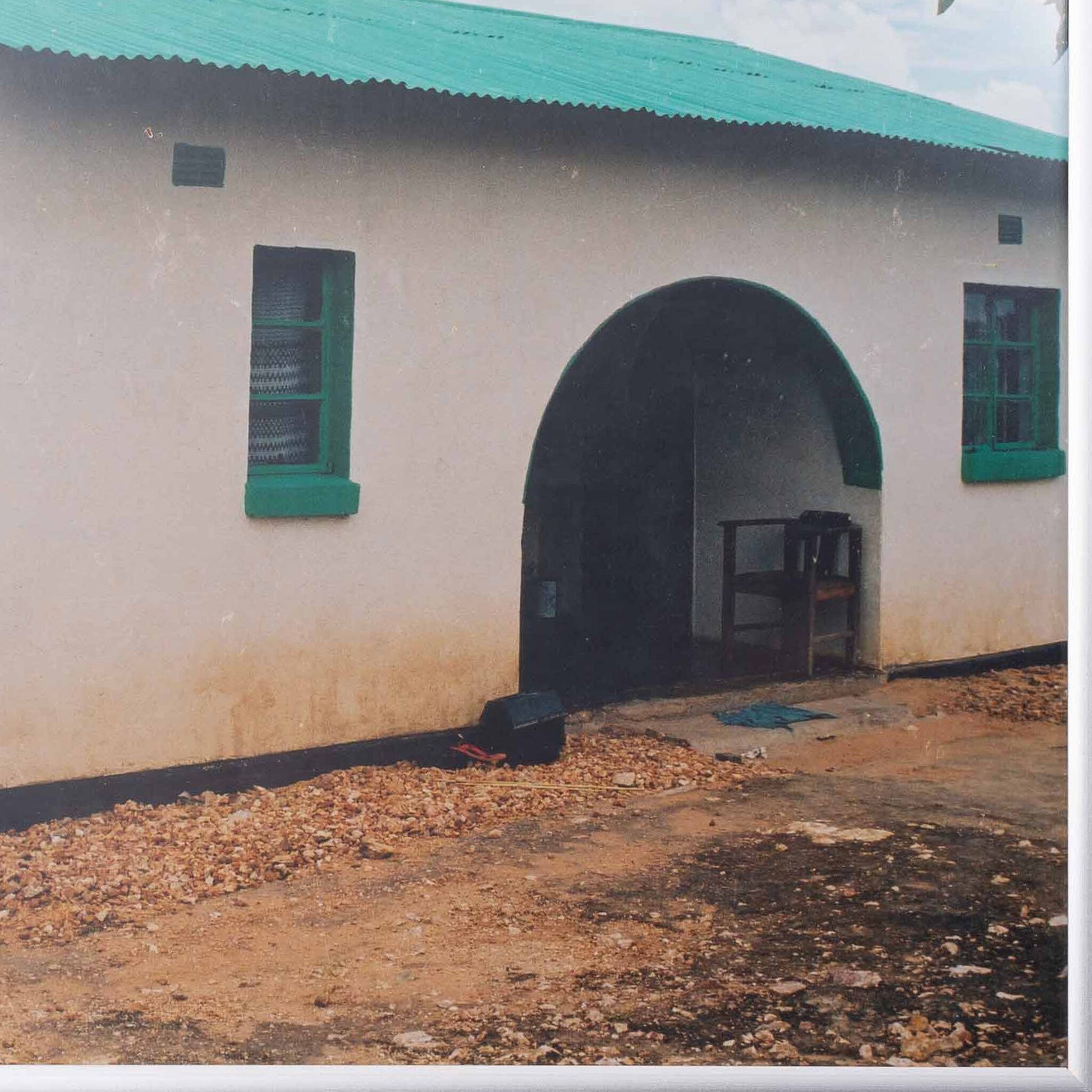 Twee foto's (High Density Lounge) van Bester Ndoro in Mutare, Zimbabwe, 2001-3