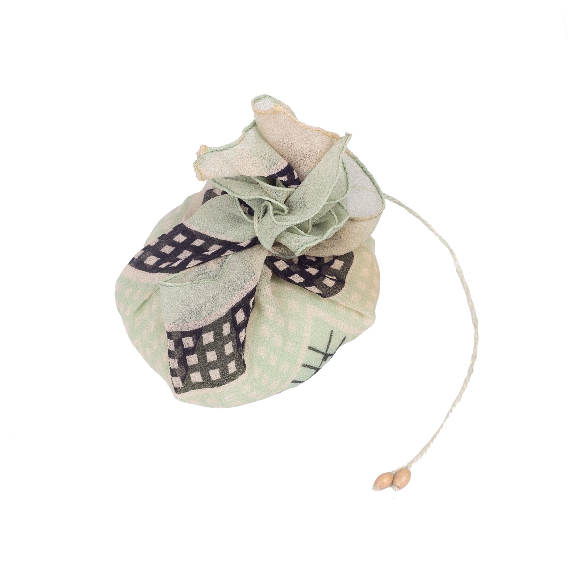 Sachet, speld en broche;  20e eeuw-zoom-2