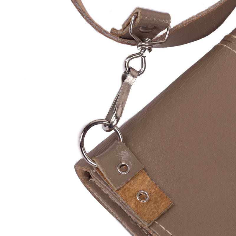 Taupe leren heuptasje-zoom-
