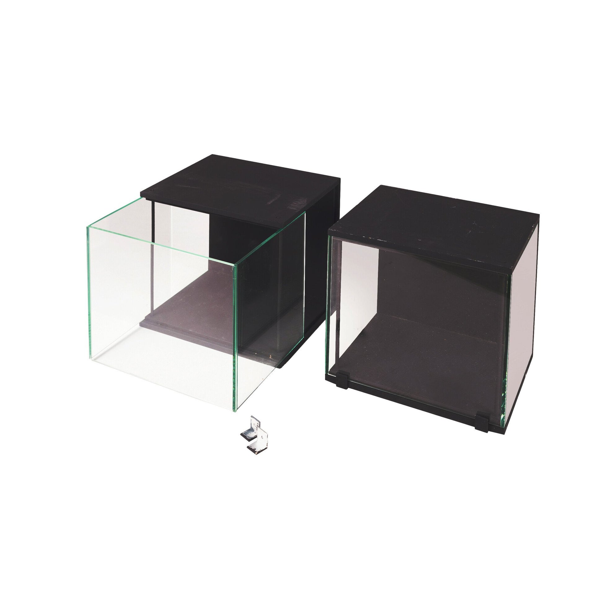 Twee hangvitrines, 21e eeuw-2