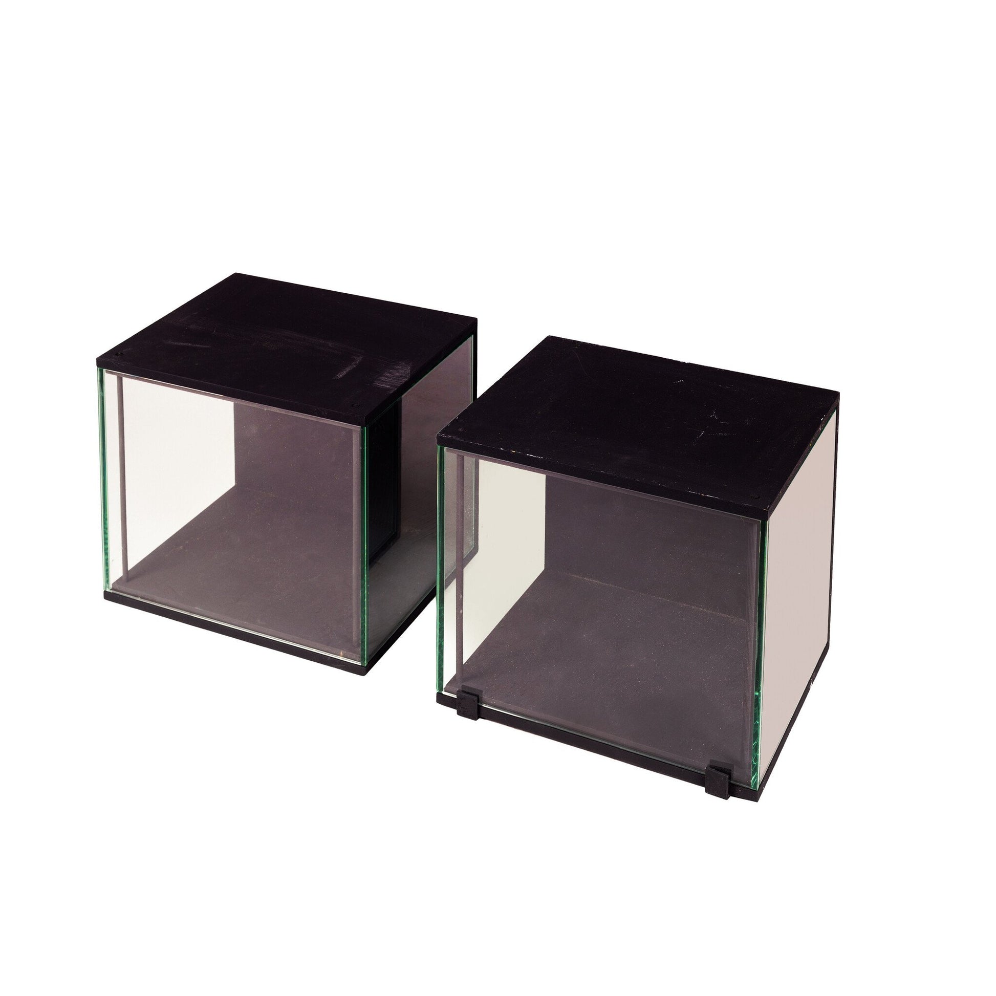 Twee hangvitrines, 21e eeuw-1