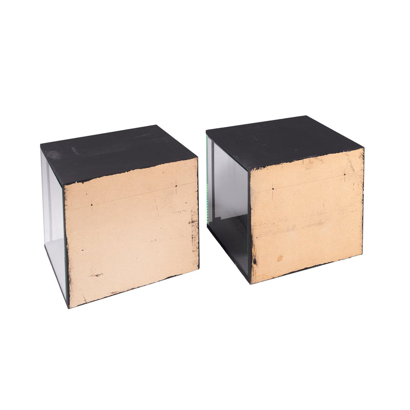 Twee hangvitrines, 21e eeuw-zoom-