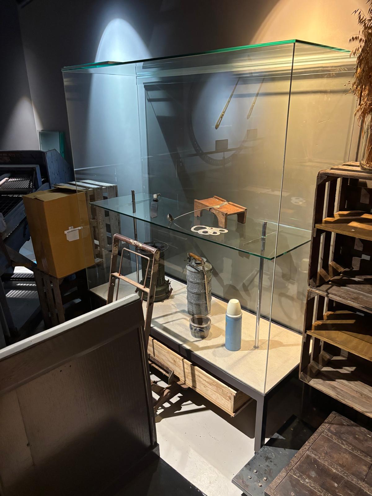 Glazen museumvitrine met etagère-zoom-1