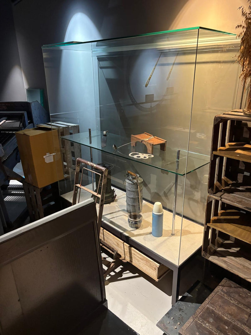Glazen museumvitrine met etagère-zoom-