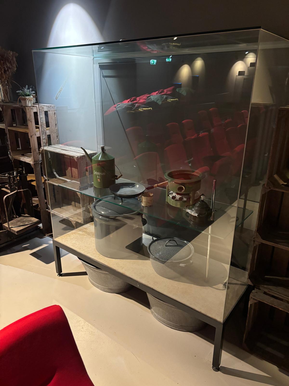 Glazen museumvitrine met etagère-1