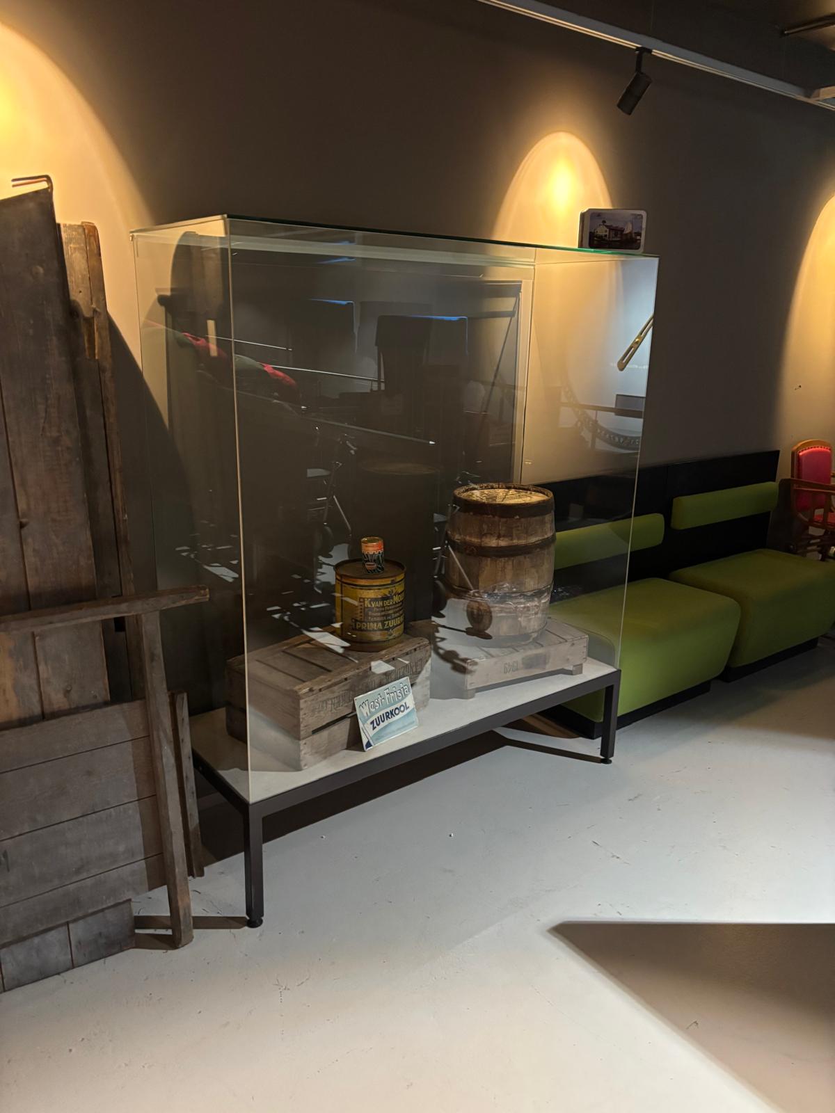 Glazen museumvitrine-zoom-1