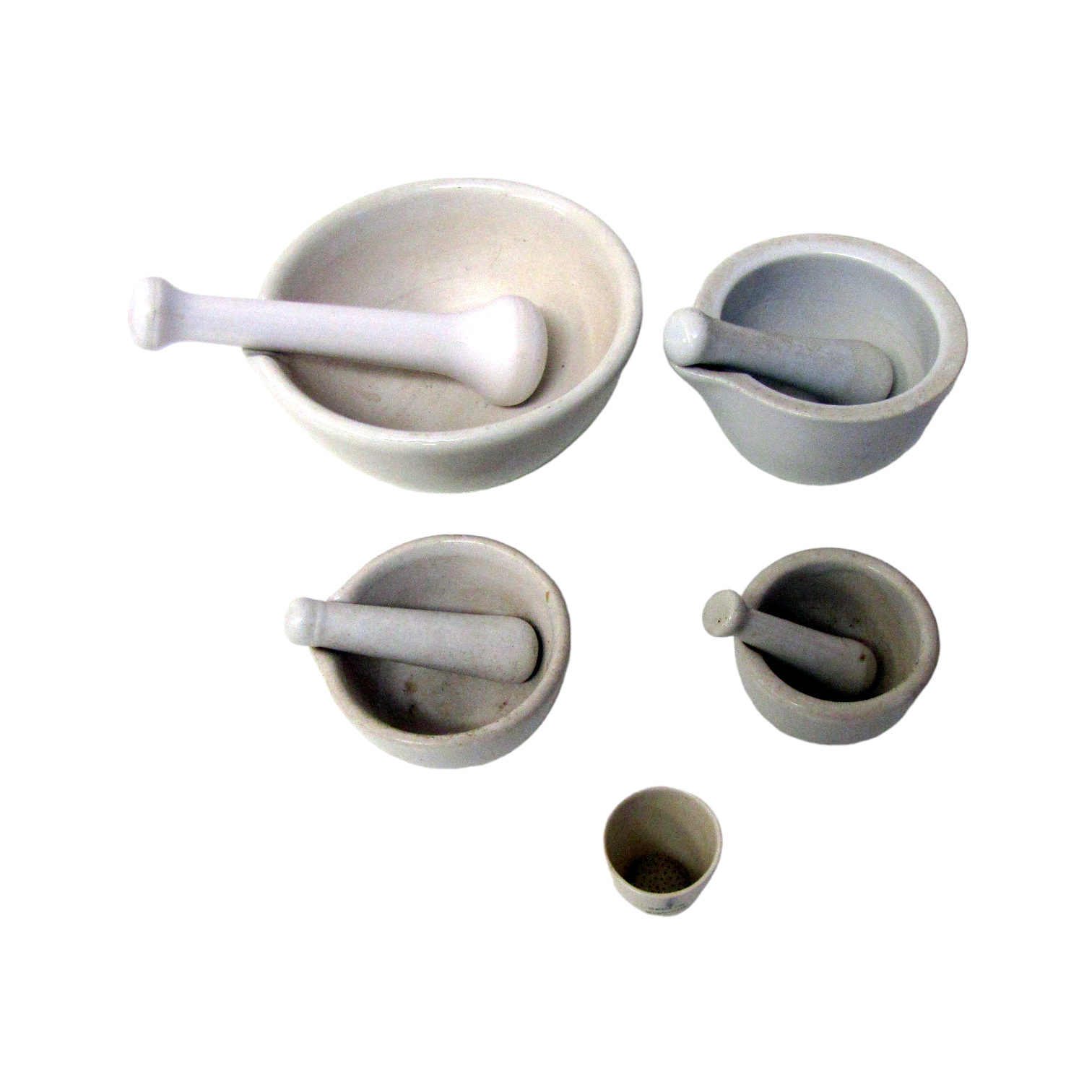 Vier vijzels en medicijnbekertje